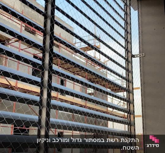 רשת מתכת למניעת כניסת יונים על חלון
